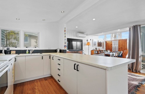 Waikanae House | Olde Beach Pearl - Waikanae Beach Holiday Home