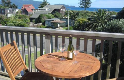 Waikanae House | Olde Beach Villa