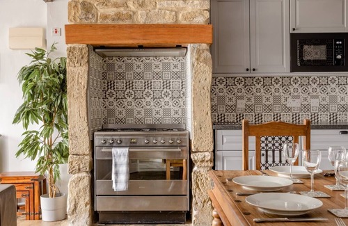 Oakworth Apartment | OldMill-2Bed-Sleeps6-HotTub-PrivateGarden