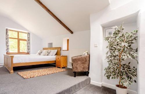 Oakworth Apartment | OldMill-2Bed-Sleeps6-HotTub-PrivateGarden