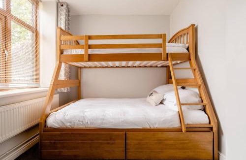 Oakworth Apartment | OldMill-2Bed-Sleeps6-HotTub-PrivateGarden
