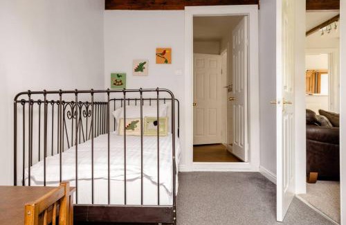 Oakworth Apartment | OldMill-2Bed-Sleeps6-HotTub-PrivateGarden