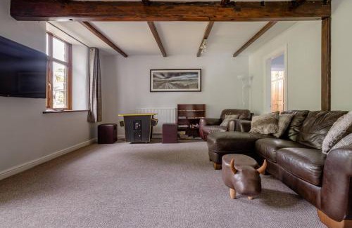 Oakworth Apartment | OldMill-2Bed-Sleeps6-HotTub-PrivateGarden