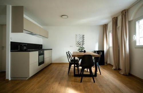 Dusseldorf Old Town Apartment | Oldtown Studio Apartment with 2 Bathrooms