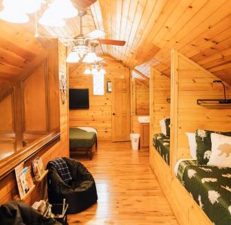 Gatlinburg House | Ole Red Retreat - 10 minutes to Gatlinburg & Great Smoky Mountains