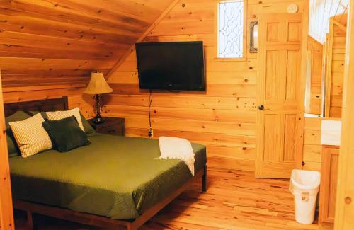 Gatlinburg House | Ole Red Retreat - 10 minutes to Gatlinburg & Great Smoky Mountains