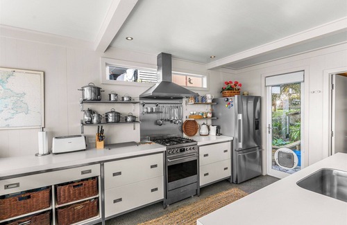 Algies Bay House | Oli Kai - Algies Bay Holiday Home