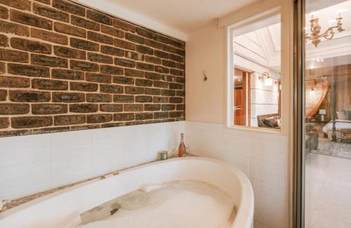 Olinda Apartment | Olinda Sandstone Apartment 2 Bedroom Spa bath