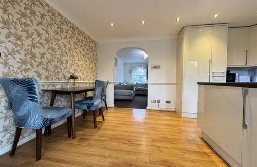 North Stifford House | Olive, 3 Bedroom House, Garden, Free Car Park.