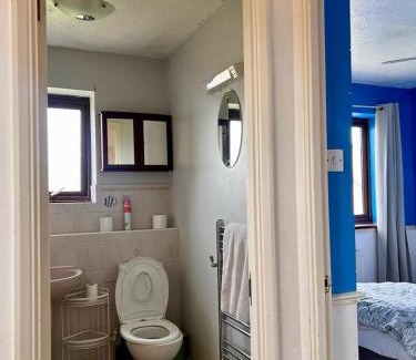 Chafford Hundred Apartment | Olive, 3Bedrooms,1 extra Rm, Sleeps 9 with Garden, Free Parking in Grays, Lakeside, London