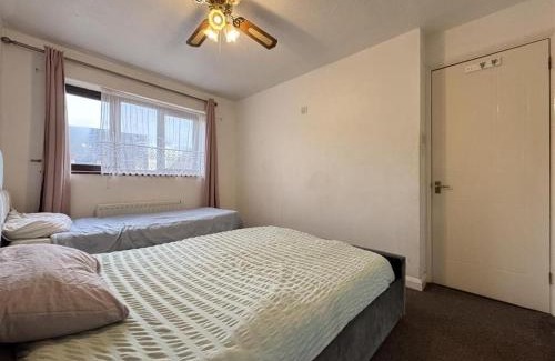 Chafford Hundred Apartment | Olive, 3Bedrooms,1 extra Rm, Sleeps 9 with Garden, Free Parking in Grays, Lakeside, London