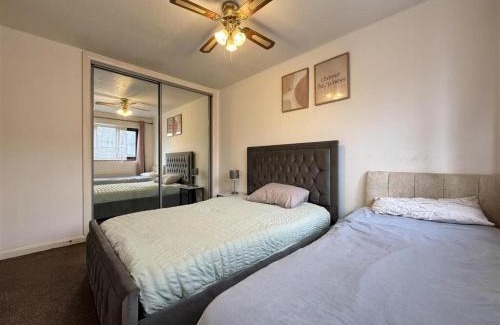 Chafford Hundred Apartment | Olive, 3Bedrooms,1 extra Rm, Sleeps 9 with Garden, Free Parking in Grays, Lakeside, London