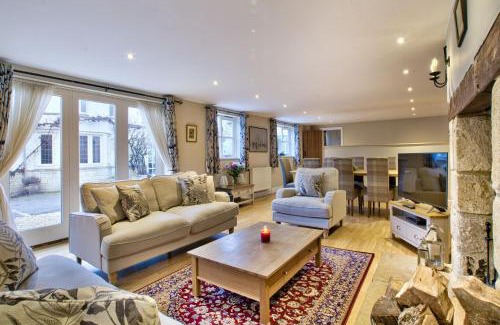 Black Bourton House | Olive Cottage by Group Retreats