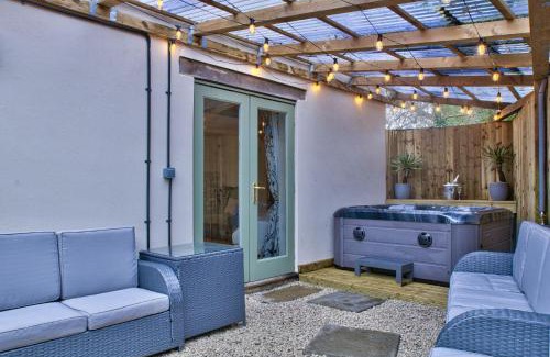 Black Bourton House | Olive Cottage by Group Retreats