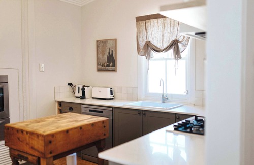 Dubbo House | Olive Cottage - CBD Location, Pet friendly