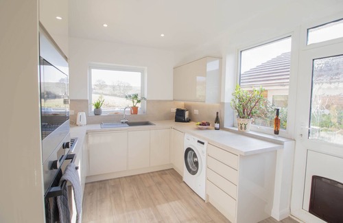 South Heighton Cottage | Olive garden - sleeps 5 guests in 3 bedrooms