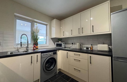 Swindon House | Olive House Long Stay Discounts Sleeps 8 Parking