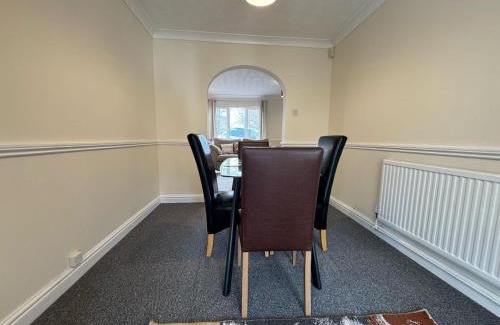 Swindon House | Olive House Long Stays Sleeps 8 Free Parking