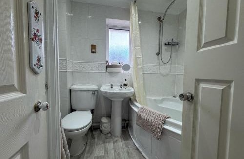 Swindon House | Olive House Long Stays Sleeps 8 Free Parking
