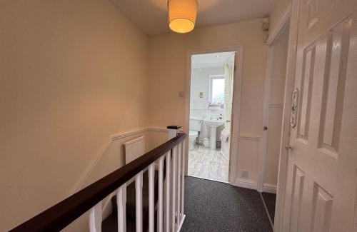 Swindon House | Olive House Long Stays Sleeps 8 Free Parking