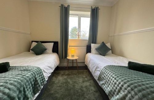 Swindon House | Olive House Long Stays Sleeps 8 Free Parking