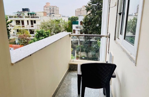 DLF City Apartment | Olive Studio Cybercity | Lift, Balcony, Mg Road