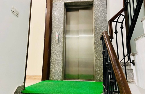 DLF City Apartment | Olive Studio Cybercity | Lift, Balcony, Mg Road