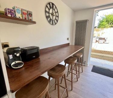 Brighton House | Olive Tree Brighton-Bright & Spacious 4 bedroom home with Garden & Free parking