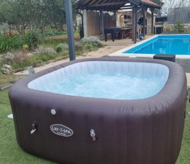 Drinovci Villa | Olive Tree House with Jacuzzi, WiFi and 40m2 pool