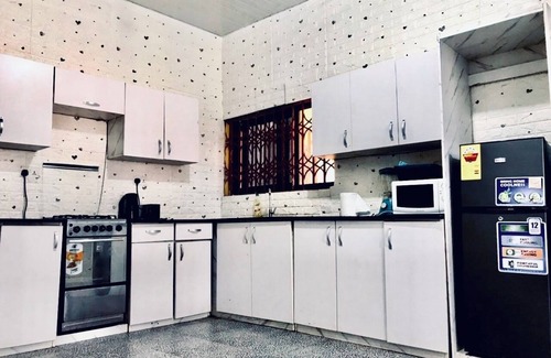 Central Region Cottage | Oliver Cottage 5-Star - Cape Coast Castle,Kakum National Park, Elmina Castle.
