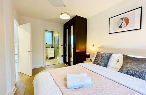 Stratford House | Olympic Family Home, With Own Garden Bliss