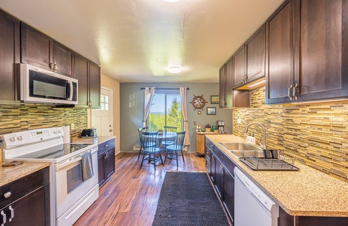 Sekiu House | Olympic Retreat:3 BR, detached cottage & hot tub close to Olympic National Park!