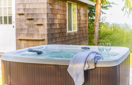 Sekiu House | Olympic Retreat:3 BR, detached cottage & hot tub close to Olympic National Park!