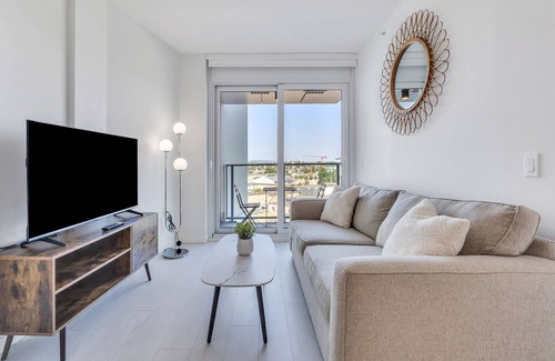 Mount Pleasant Condo | Olympic Village - Free Parking + Skytrain + Fits 4 ppl