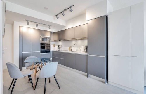 Mount Pleasant Condo | Olympic Village - Free Parking + Skytrain + Fits 4 ppl