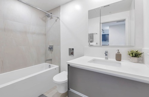 Mount Pleasant Condo | Olympic Village - Free Parking + Skytrain + Fits 4 ppl