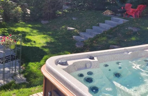 Saint-Jean-de-l'lle-d'Orleans Ski Chalet | Om chalet 1 avec spa face au fleuve