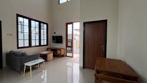Colomadu House | Omah Gedongan Homestay