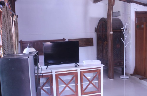 Catur Tunggal House | Omah Putih Small Limasan