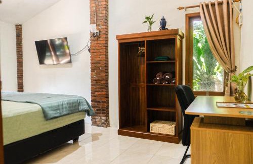 Sewon House | Omah Ralin Family Homestay with Spacious Joglo House