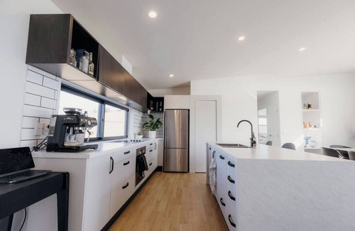 Tawharanui House | Omakana House - Sunrise Views, Spa & Scenic Deck