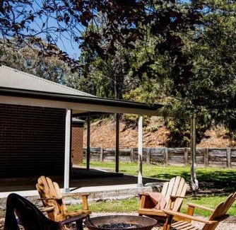 Central Mudgee House | 'Omaroo' Homestead Escape amongst Rolling Hills