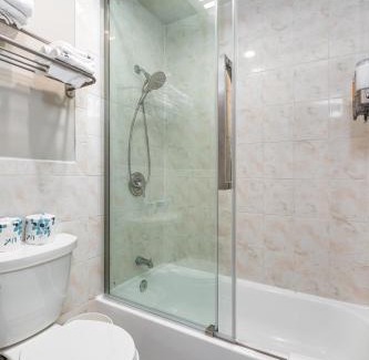Alhambra Hotel | Omeo Suites