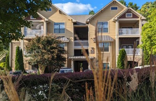 Executive Park Apartment | OMG! Adults Only Fun - Word of the Day Pineapples Sleeps 3 Maybe 4 Wink Wink - INSTANT BOOKING Pools & Clubhouse still Open