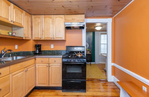 Salem Apartment | *Omi's Witch House|1Br|Hocus Pocus|Downtown Salem