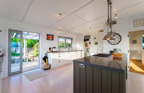 Omiha House | Ōmiha Oasis - Ōmiha Oasis is a premium family holiday home with spectacular views and wonderful amenities set in the tranquil surroundings of Ōmiha (Rocky Bay), Waiheke Island. The property has three bedrooms and two bathrooms, making it perfect for