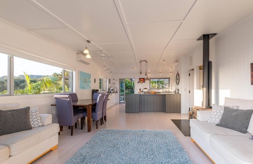 Omiha House | Ōmiha Oasis - Ōmiha Oasis is a premium family holiday home with spectacular views and wonderful amenities set in the tranquil surroundings of Ōmiha (Rocky Bay), Waiheke Island. The property has three bedrooms and two bathrooms, making it perfect for