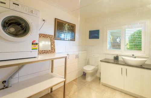 Omiha Villa | Omiha Oasis with seaviews and spa pool