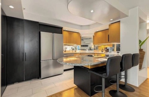 Downtown Honolulu Apartment | OmniView Sunset Penthouse : Mountain, Ocean, City
