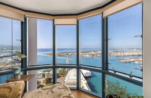 Downtown Honolulu Apartment | OmniView Sunset Penthouse : Mountain, Ocean, City